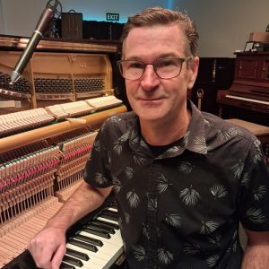 Kevin Hanna at piano